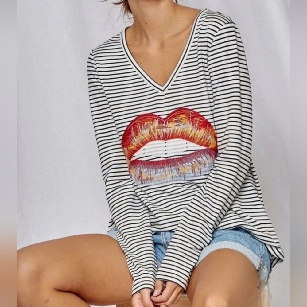 Savanna Jane NWT Valentine's Striped Long Sleeve Shirt Embroidered Lips V Neck